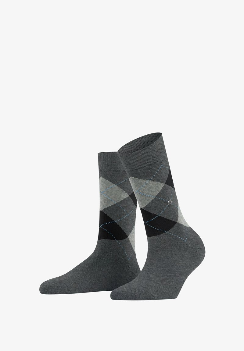 Para szarych skarpetek do połowy łydki z czarnym, jasnoszarym i niebieskim wzorem typu argyle, przedstawionych w pozycji pionowej na białym tle.