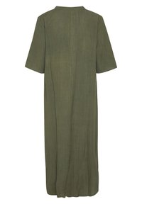 Robe maxi en lin vert olive, avec des manches courtes et un col rond. Présente une coupe droite, tombant jusqu'à la cheville sans embellissements visibles.