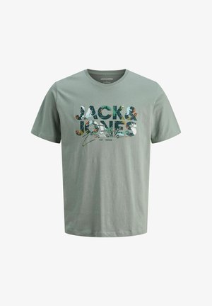 Lysegrøn bomulds T-shirt med korte ærmer og rund hals; har et farverigt grafisk print med teksten "JACK & JONES Essentials."
