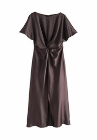 Slank brun satin kjole med vridet front, korte ærmer og en slids bagpå, med en glat tekstur og flydende design.