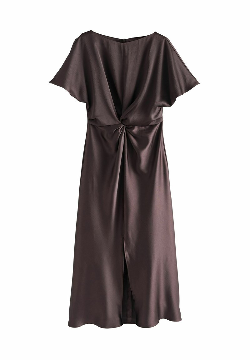 Slank brun satin kjole med vridet front, korte ærmer og en slids bagpå, med en glat tekstur og flydende design.