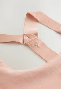 Helle pinke Satin-Bralette mit einem dreieckigen Trägerverbindung, glatter Textur und einem minimalistischen Design mit klaren Linien.