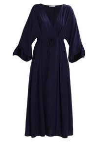 Robe longue bleu marine avec un décolleté en V profond, des manches larges 3/4 avec fentes, et une fine ceinture à nouer à la taille, fabriquée en tissu léger.