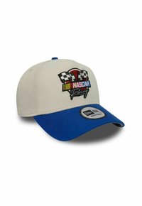Kasket med en kremfarvet bomuldskrone og en blå skygge. Har et broderet NASCAR-logo med ternede flag og racerkunstner. Justerbar pasform.