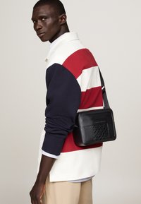 Tommy Hilfiger CENTRAL MONO REPORTER - Bandolera - black