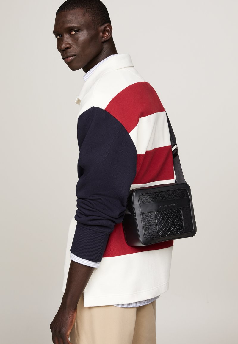 Tommy Hilfiger CENTRAL MONO REPORTER - Bandolera - black