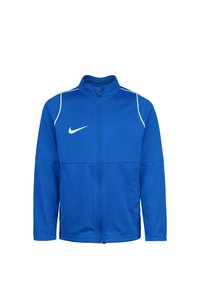 Chaqueta azul con cremallera hecha de tejido suave, que presenta un cuello alto, detalles en blanco y un logo de Nike en el lado izquierdo del pecho. Mangas largas.