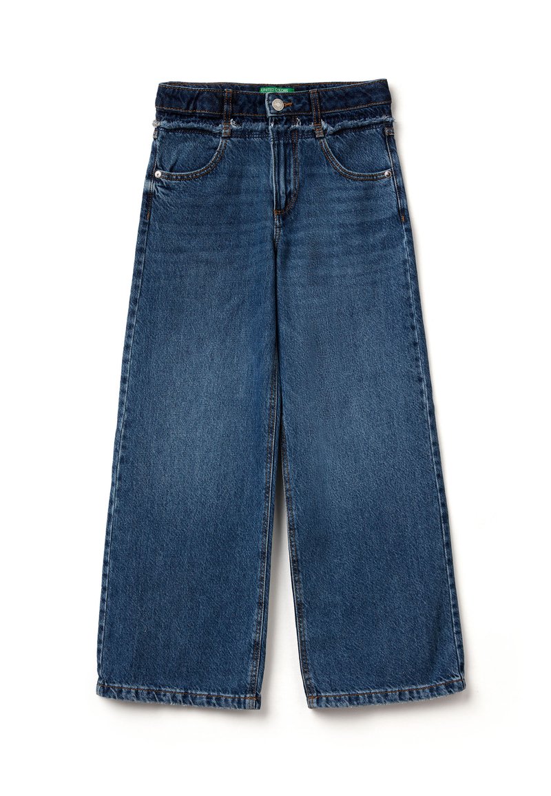 Jeans de mezclilla azul de pernera ancha con una cintura de media altura, cinco bolsillos, costuras en contraste y un botón de cierre en la parte frontal.