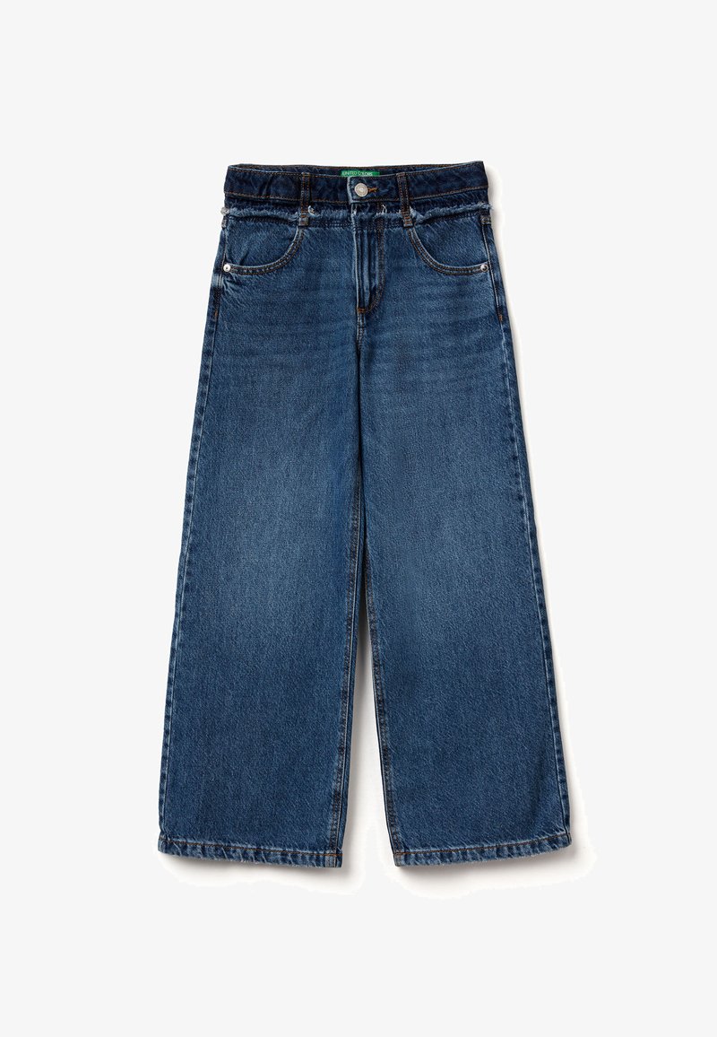 Jeans de mezclilla azul de pernera ancha con una cintura de media altura, cinco bolsillos, costuras en contraste y un botón de cierre en la parte frontal.