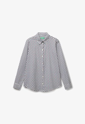 Koszula z długim rękawem zapinana na guziki w niebiesko-pomarańczowy wzór diamentów na białym tle, z kołnierzykiem i dopasowanym krojem.