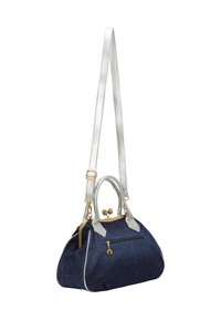 Denim håndtaske med sølvdetaljer, buet form, dobbelt håndtag, justerbar skulderrem, fremadskuende lynlåslomme og guldfarvet hardware.