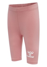 Różowe legginsy sportowe wykonane z elastycznego materiału o gładkiej fakturze, z białym logo na dolnej lewej nogawce oraz elastycznym pasem.