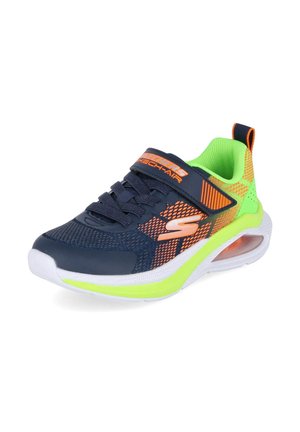 Marineblauer, oranger und neongrüner Sportschuh mit Mesh-Obermaterial, Klettverschluss, Schnürsenkeln und gepolsterter Sohle mit sichtbarer Lufteinheit.