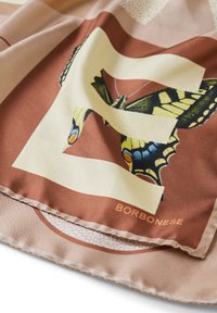 Foulard di seta con un design di farfalle in verde e giallo, su uno sfondo marrone con forme geometriche e il testo "BORBONESE."