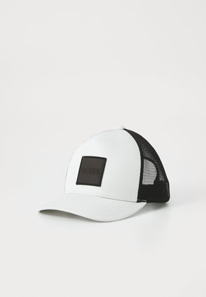 Hvid baseballkasket med en sort netbag, flad skygge og et rektangulært logo-patch med "BOSS" i mørkebrun foran.