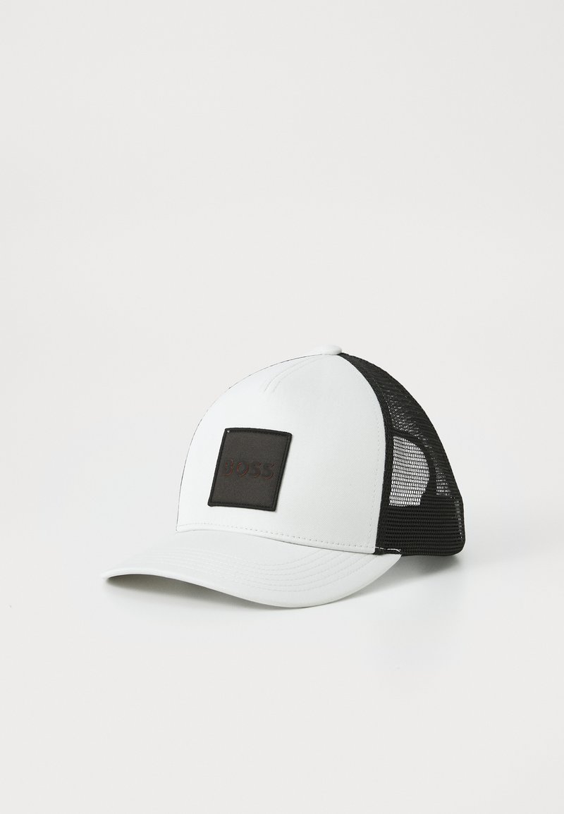 Hvit baseballcaps med svart nettingbakside, flat skjerm og et rektangulært logo-lapp som viser "BOSS" i mørkebrunt på forsiden.