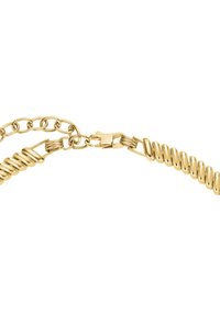 Goldener Armreif mit geschwungenen Gliedern und einem Karabinerverschluss auf einem weißen Hintergrund.