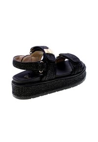 Sandali platform neri con cinturini testurizzati, dettagli in metallo dorato, chiusure regolabili e suola in gomma resistente.