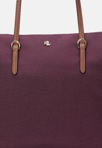 Lauren Ralph Lauren NYLON MEDIUM KEATON TOTE BAG - Pirkinių krepšys - pinot noir/tan