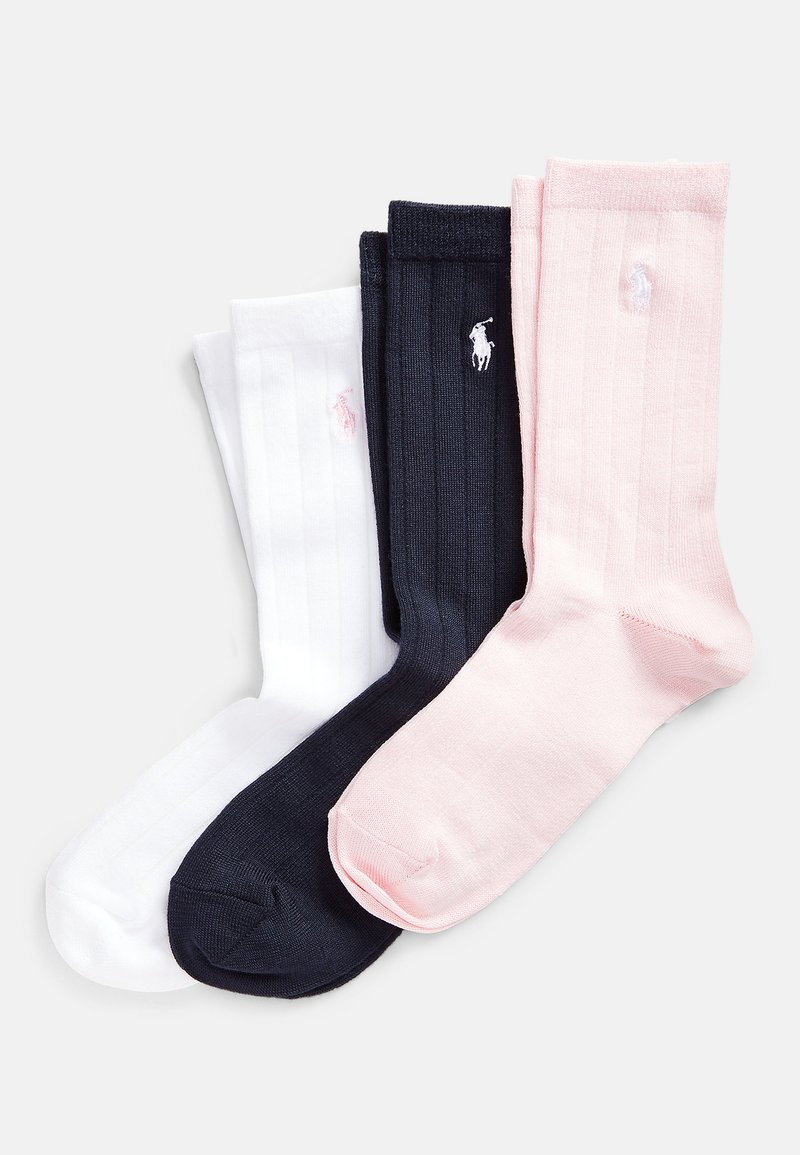 Tre par rillede sokker i hvid, marineblå og lys pink, hver med et lille broderet logo nær toppen.