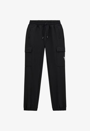 Schwarze Cargo-Hosen mit elastischem Bund, zwei seitlichen Taschen und zwei großen Cargo-Taschen. Mit einem kleinen Logo-Detail am Bein.