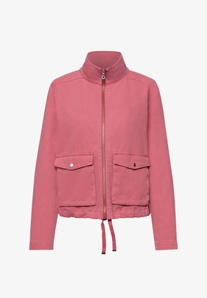 Giacca rosa con collo alto, cerniera frontale, due grandi tasche con patta e bottoni a pressione, e coulisse regolabili all'orlo.