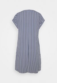 Merenge ja valge triibuline lühikeste varrukatega tunika, millel on vabalt langev lõige ja külgmised lõhikud, valmistatud kergest kangast, ümarate kaelustega.