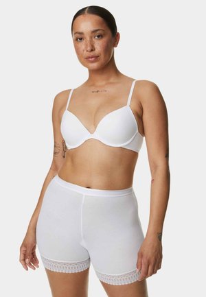 Soutien-gorge moulé blanc avec bretelles réglables et culotte assortie blanche avec une finition en dentelle à l'ourlet. Tissu lisse avec un design sans coutures.