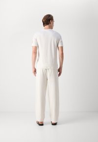 Calvin Klein Jeans BADGE REGULAR TEE - Pamata T-krekls - ivory