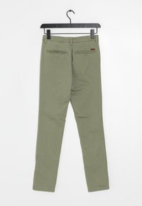 Pantaloni slim-fit verde oliva con una texture liscia, dotati di due tasche posteriori e un piccolo logo vicino alla vita.