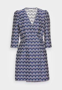 Granatowa sukienka z dekoltem w szpic, rękawami o długości trzech czwartych, zdobiona białym wzorem w zygzaki i regulowanym paskiem w talii. Materiał o teksturowanej strukturze.