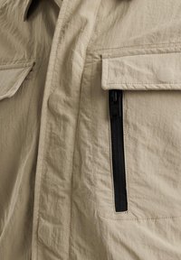 Unausgewählt, trench coat