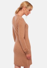 Mahogany MAUD - Etuikleid - camel chine