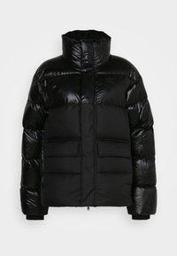 Schwarze Daunenjacke mit hohem Kragen, aus glänzendem Polyester-Material, zwei Fronttaschen und gerippten Ärmelabschlüssen.