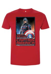 Czerwona bawełniana koszulka z nadrukiem przedstawiającym postać w niebieskim kostiumie trzymającą tarczę, z tekstem "JOHN F. WALKER" i "CAPTAIN AMERICA."