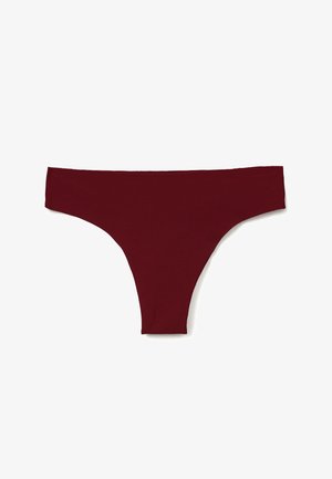 Effen donkerrode dames string onderbroek plat neergelegd op een witte achtergrond.