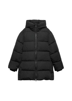 Veste rembourrée noire avec capuche, présentant un design matelassé, des manches longues, une fermeture éclair à l'avant et une coupe relaxée pour chaleur et confort.