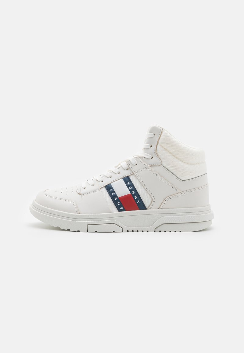 Sneakers bianchi alto realizzati in pelle con suole in gomma. Presentano accenti a strisce blu, rosse e bianche e perforazioni circolari sulla punta.