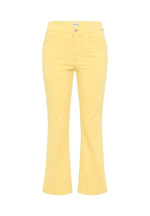 Pantaloni gialli a vita media con tasche frontali, passanti per cintura, chiusura con bottone e gambe leggermente svasate, mostrati su sfondo bianco.