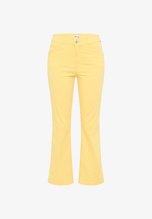 Pantaloni gialli a vita media con tasche frontali, passanti per cintura, chiusura con bottone e gambe leggermente svasate, mostrati su sfondo bianco.