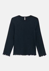 Granatowy prążkowany top z długim rękawem, okrągłym dekoltem oraz postrzępionym, falbankowym dołem. Wykonany z tkaniny o fakturze. Prosty fason bez zdobień.