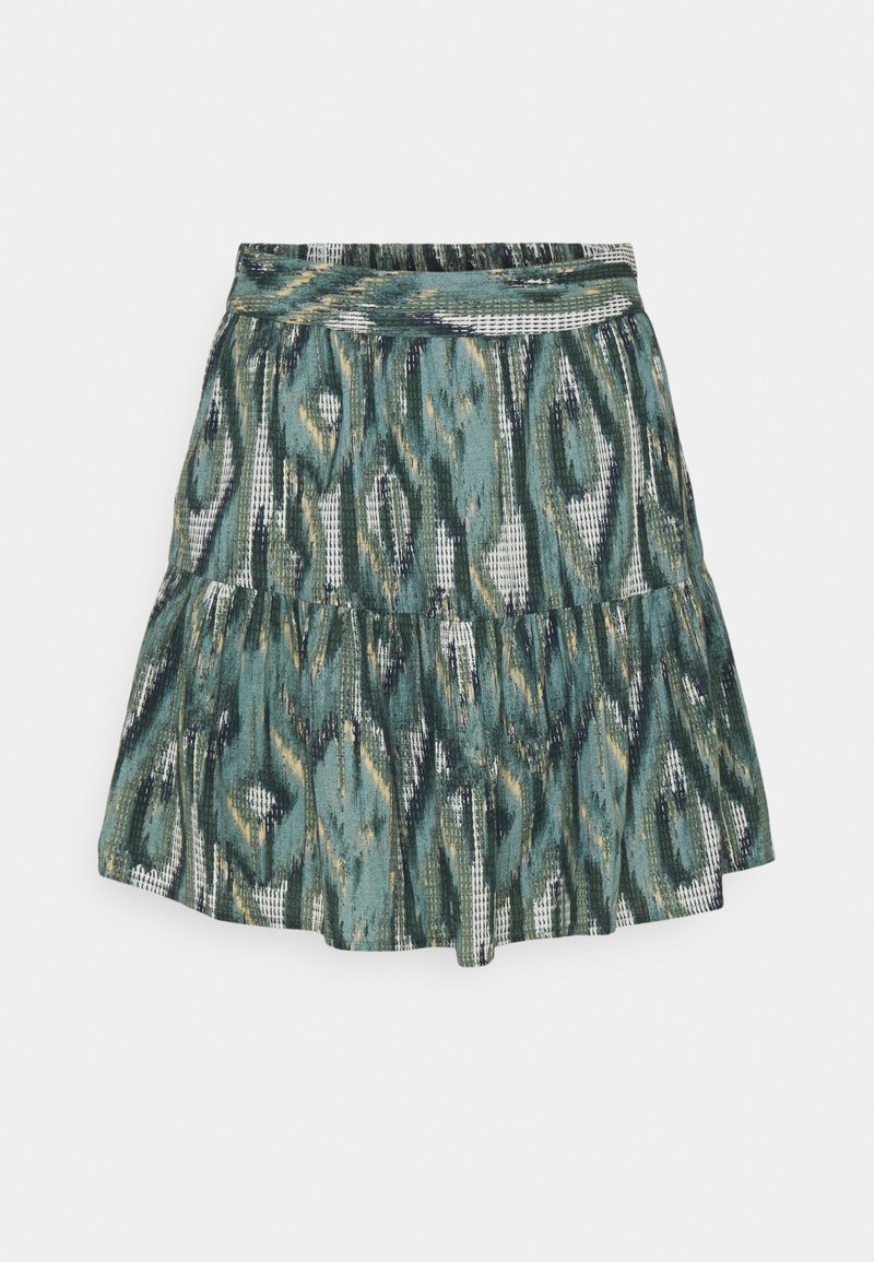 Jupe courte verte et noire à motifs, avec un design à volants superposés et une taille élastique sur fond blanc.