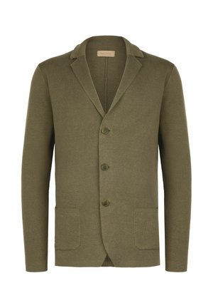 Oliwkowo zielona dzianinowa marynarka z wycięciem na klapie, trzema guzikami i dwoma przednimi naszywanymi kieszeniami, przedstawiona na jednolitym białym tle.