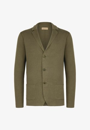 Oliwkowo zielona dzianinowa marynarka z wycięciem na klapie, trzema guzikami i dwoma przednimi naszywanymi kieszeniami, przedstawiona na jednolitym białym tle.