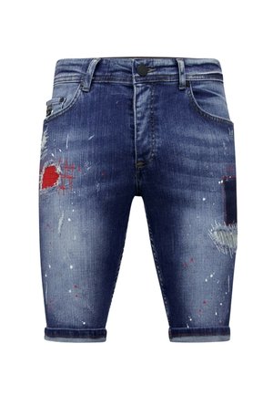 Blauwe denimshorts met opgerolde boorden, rode en grijze versleten stukken en witte verfspatten.