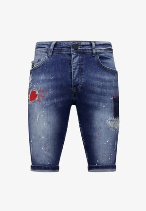 Blauwe denimshorts met opgerolde boorden, rode en grijze versleten stukken en witte verfspatten.