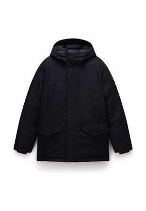 Zwarte geïsoleerde winterparka met capuchon, twee diagonale borstzakken, twee klepzakken bij de taille en verstelbare trekkoorden aan de capuchon.