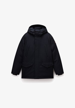 Zwarte geïsoleerde winterparka met capuchon, twee diagonale borstzakken, twee klepzakken bij de taille en verstelbare trekkoorden aan de capuchon.