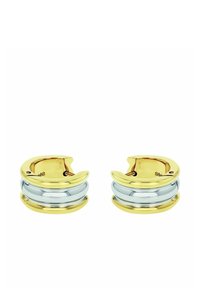 Orecchini a cerchio in oro e argento con un design a strati, superfici lisce e lucide e una chiusura a gancio rotonda.