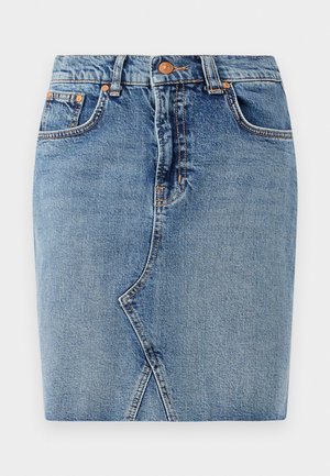 Denim svārki vidēji zilā krāsā, ar pieguļošu dizainu, priekšējām kabatām un diagonālu šuvju detaļu. Standarta josta ar metāla pogu aizdari.